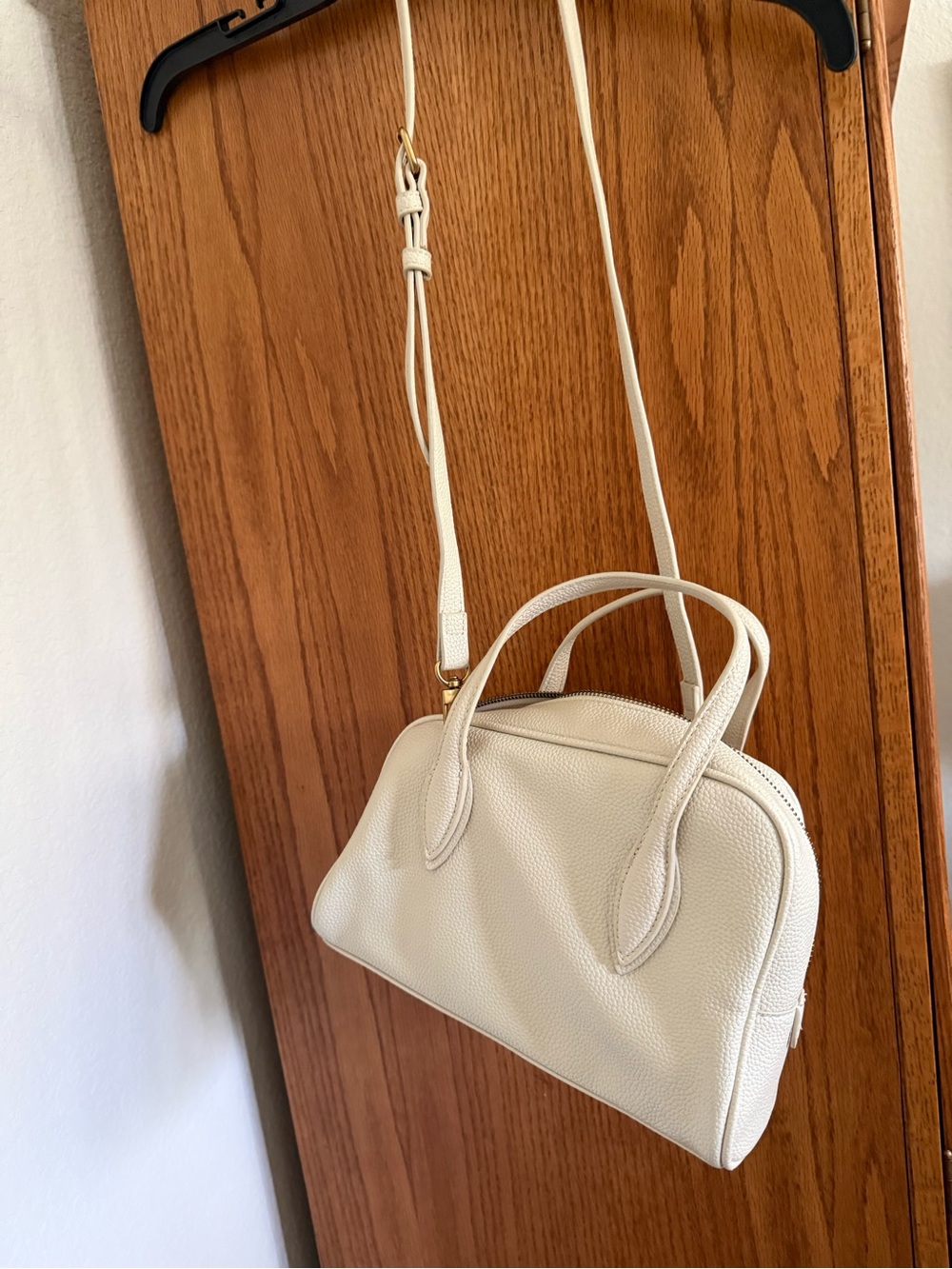 Sam & Libby Gianella asymmetrical Cream Pebbled Leather Crossbody Bag